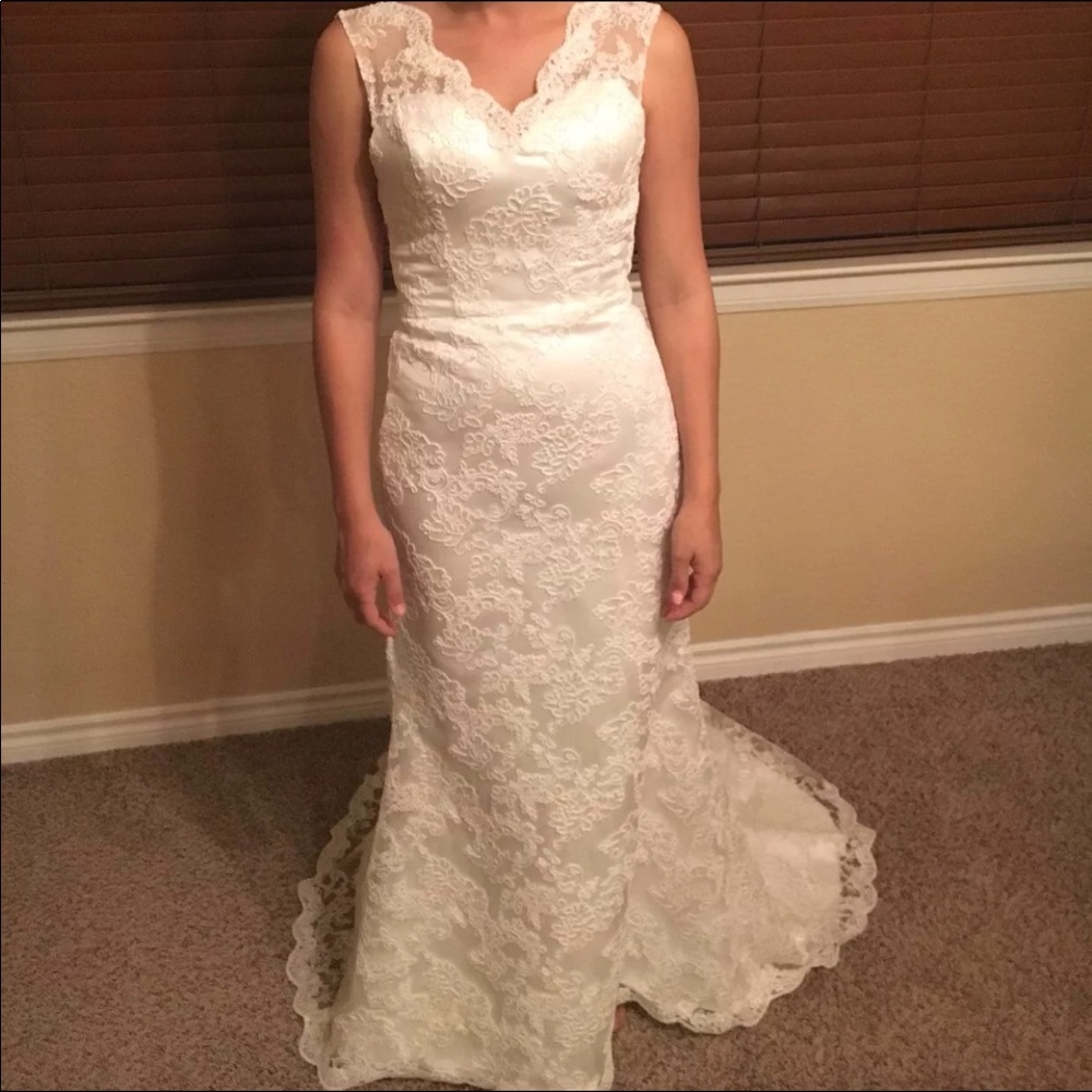 BRAND NEW! Lace wedding dress